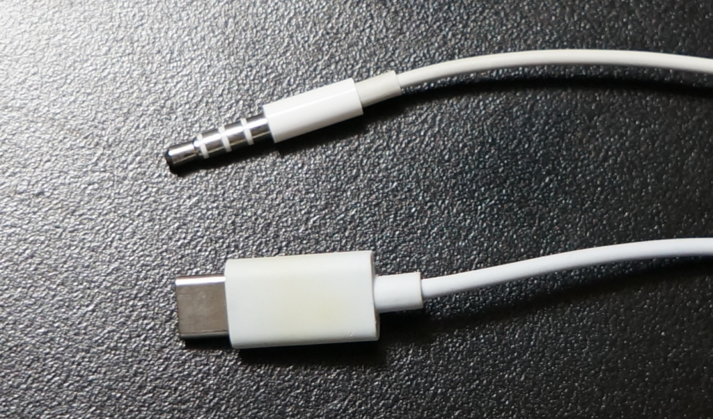 4極イヤホンジャックとUSB-Cケーブルの写真
